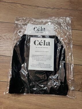 NWT Céla Exfoliating Mitt Black & White